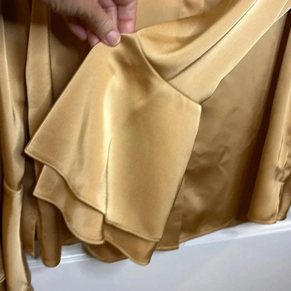 NWT
Derek Lam 10 Crosby
Selma Flare-Cuff Button-Front Blouse in Fawn size M - Picture 5 of 7